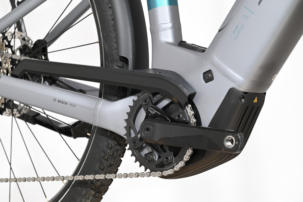 Gros plan sur le moteur Bosch et le pédalier du vélo électrique Loop Sports Scott Axis 10 gris