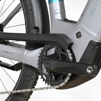 Gros plan sur le moteur Bosch et le pédalier du vélo électrique Loop Sports Scott Axis 10 gris