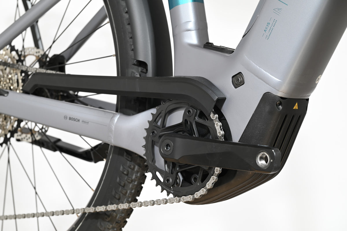 Gros plan sur le moteur Bosch et le pédalier du vélo électrique Loop Sports Scott Axis 10 gris
