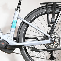 Gros plan sur le cadre gris et le moteur Bosch Performance Line CX du vélo électrique Loop Sports Scott Axis 10 2026