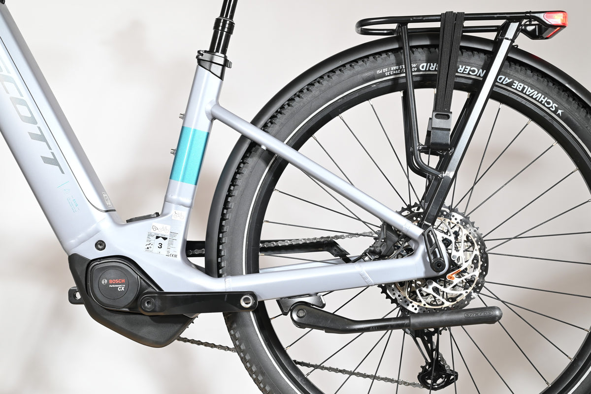 Gros plan sur le cadre gris et le moteur Bosch Performance Line CX du vélo électrique Loop Sports Scott Axis 10 2026