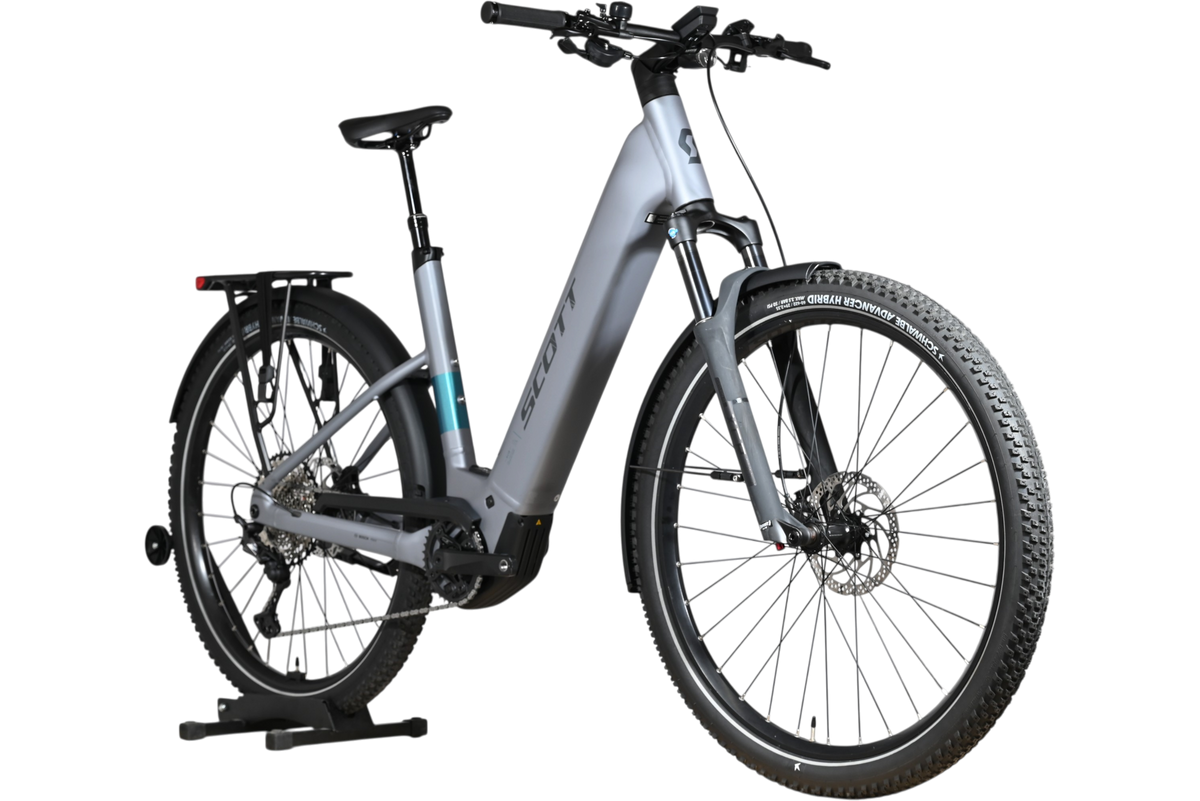 Vélo électrique Scott Axis 10 gris de Loop Sports avec cadre robuste, porte-bagages et pneus tout-terrain