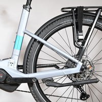 Gros plan sur la roue arrière et le moteur Bosch Performance CX du vélo électrique Loop Sports Scott Axis 10 gris