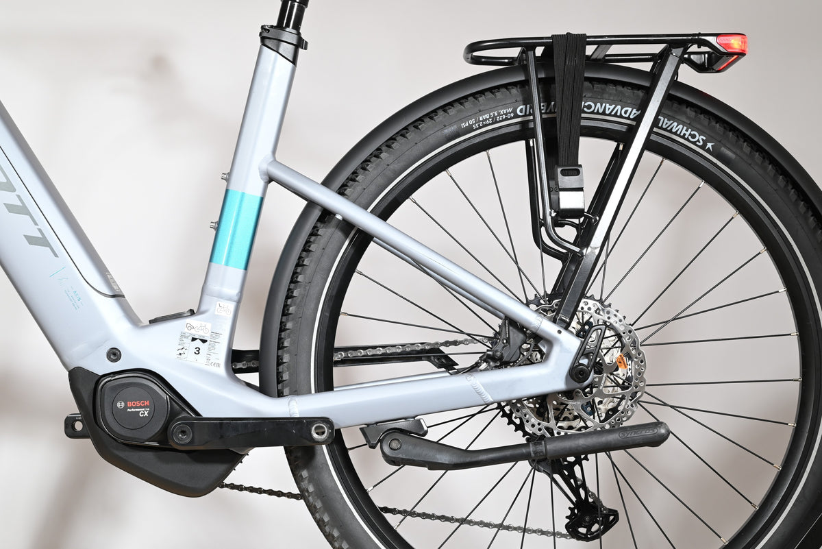 Gros plan sur la roue arrière et le moteur Bosch Performance CX du vélo électrique Loop Sports Scott Axis 10 gris