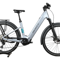 Vélo électrique Scott Axis 10 2026 gris argenté avec porte-bagages, disponible chez Loop Sports
