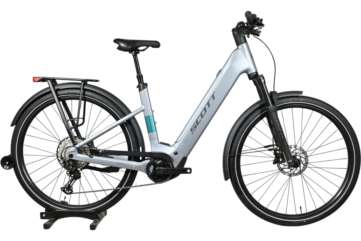 Vélo électrique Scott Axis 10 2026 gris argenté avec porte-bagages, disponible chez Loop Sports