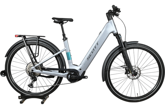 Vélo électrique Scott Axis 10 2026 gris argenté avec porte-bagages, disponible chez Loop Sports
