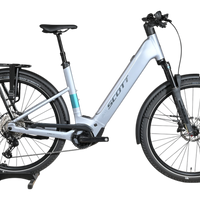 Vélo électrique Scott Axis 10 gris clair de Loop Sports avec cadre ouvert, porte-bagages et pneus tout-terrain