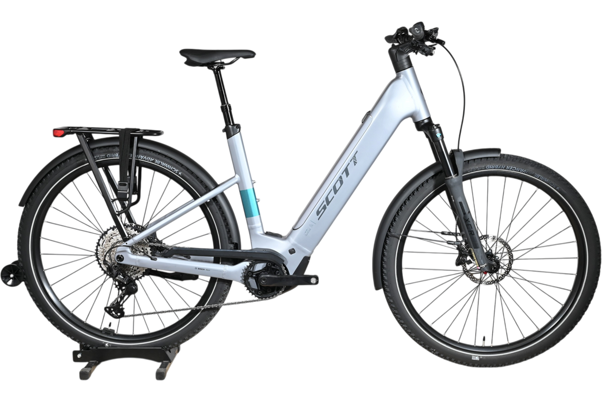 Vélo électrique Scott Axis 10 gris clair de Loop Sports avec cadre ouvert, porte-bagages et pneus tout-terrain