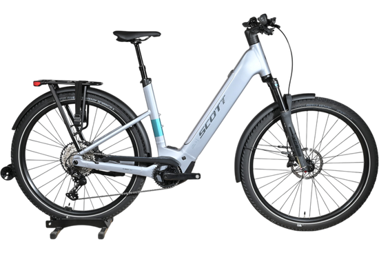 Vélo électrique Scott Axis 10 gris clair de Loop Sports avec cadre ouvert, porte-bagages et pneus tout-terrain