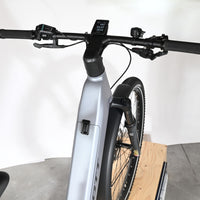 Vue rapprochée du guidon et du cadre gris argenté du vélo électrique Scott Axis 10 chez Loop Sports