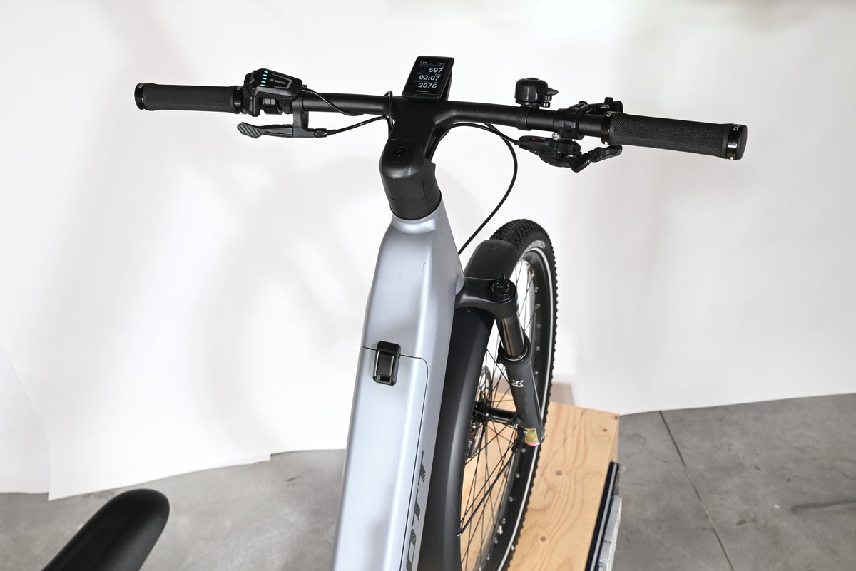 Vue rapprochée du guidon et du cadre gris argenté du vélo électrique Scott Axis 10 chez Loop Sports