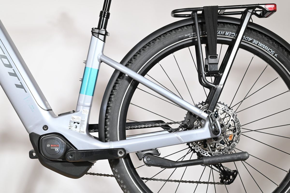 Gros plan sur le cadre arrière et le moteur Bosch Performance CX du vélo électrique Loop Sports Scott Axis 10 2026