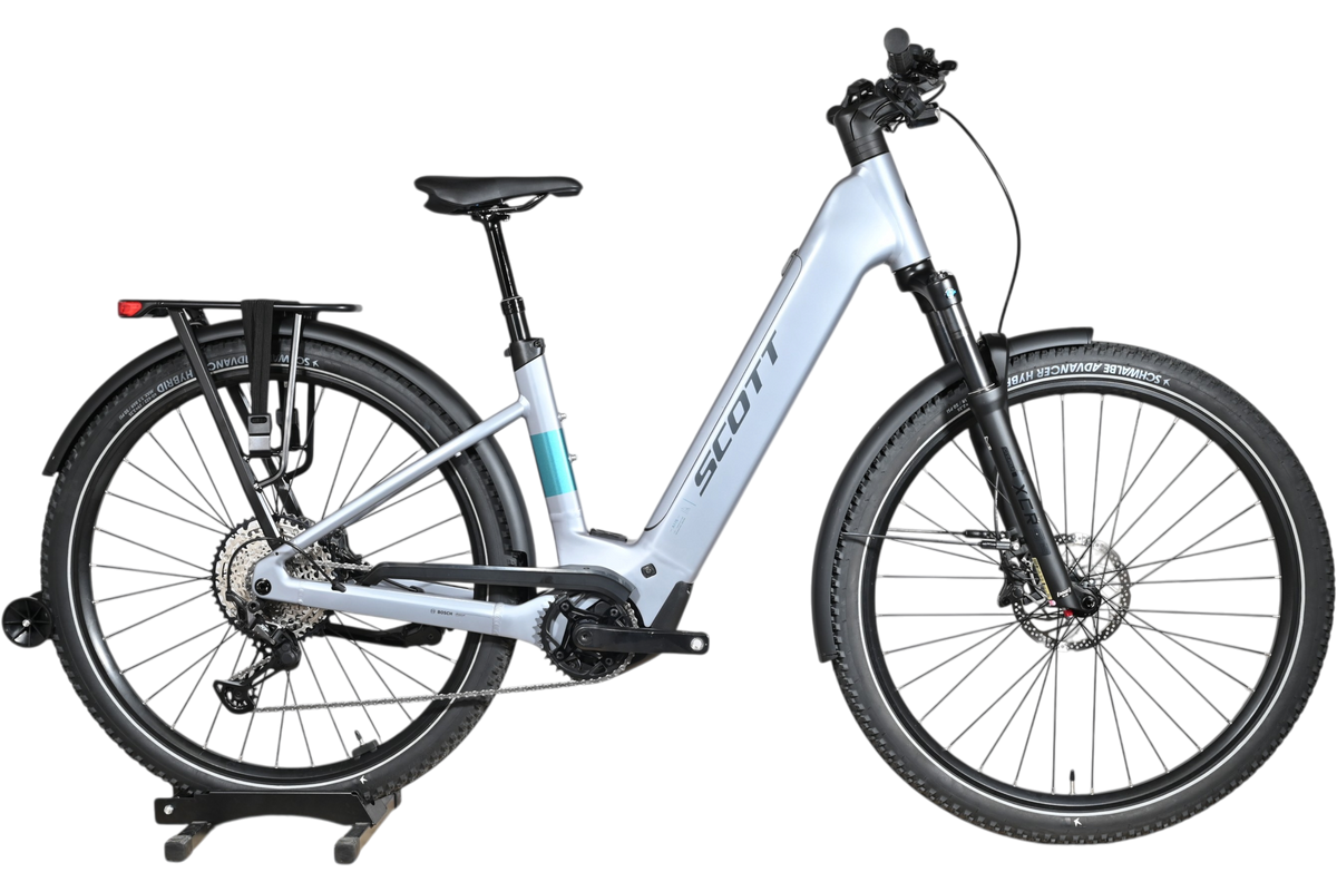 Vélo électrique Scott Axis 10 2026 gris clair avec porte-bagages, vendu par Loop Sports