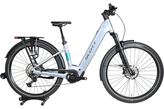 Vélo électrique Scott Axis 10 2026 gris clair avec porte-bagages, vendu par Loop Sports