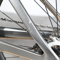 Gros plan sur le cadre gris métallique du vélo de route Loop Sports Scott Foil RC Ultimate 105 avec frein à disque