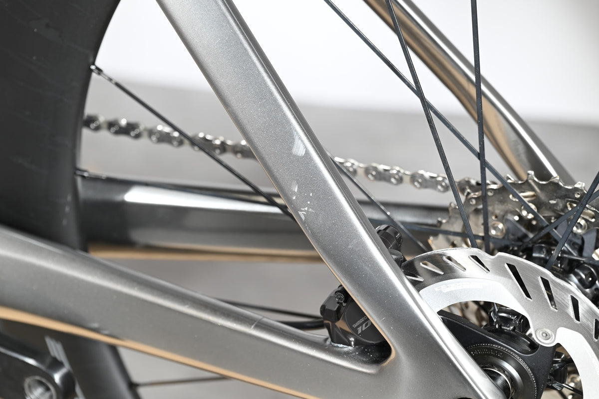 Gros plan sur le cadre gris métallique du vélo de route Loop Sports Scott Foil RC Ultimate 105 avec frein à disque