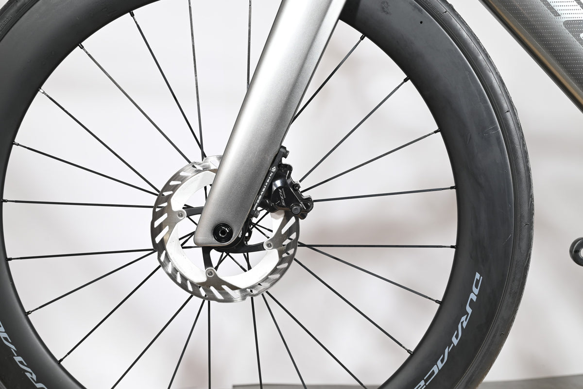 Gros plan sur la roue avant et le frein à disque hydraulique du vélo de course Loop Sports Scott Foil RC Ultimate