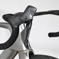 Leviers de frein Shimano 105 sur le guidon du vélo de route Loop Sports Scott Foil RC Ultimate 2024