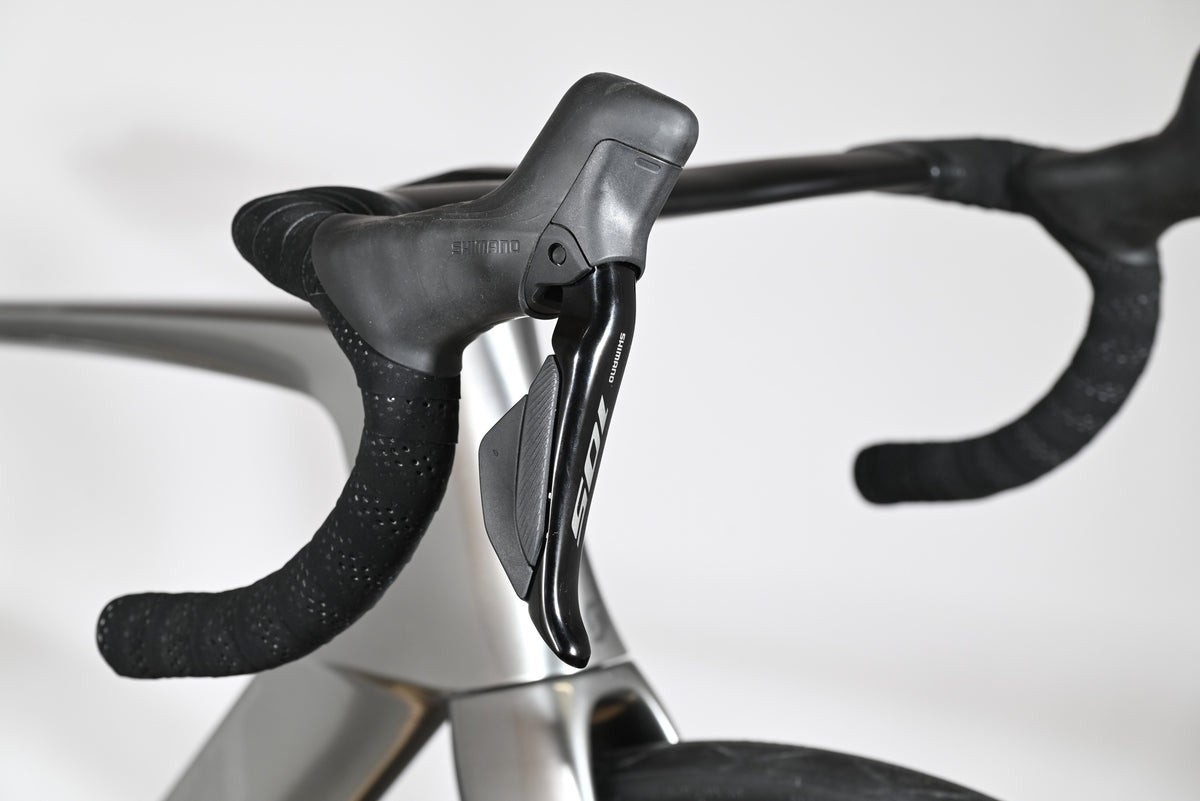 Leviers de frein Shimano 105 sur le guidon du vélo de route Loop Sports Scott Foil RC Ultimate 2024