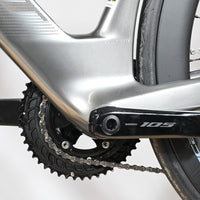 Gros plan sur le pédalier Shimano 105 et le cadre aérodynamique gris du vélo de route Scott Foil RC Ultimate Loop Sports