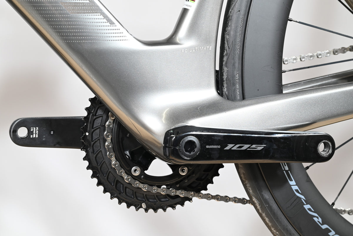Gros plan sur le pédalier Shimano 105 et le cadre aérodynamique gris du vélo de route Scott Foil RC Ultimate Loop Sports