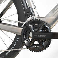 Gros plan sur le pédalier Shimano 105 et le cadre en carbone argenté du vélo de route Loop Sports Scott Foil RC