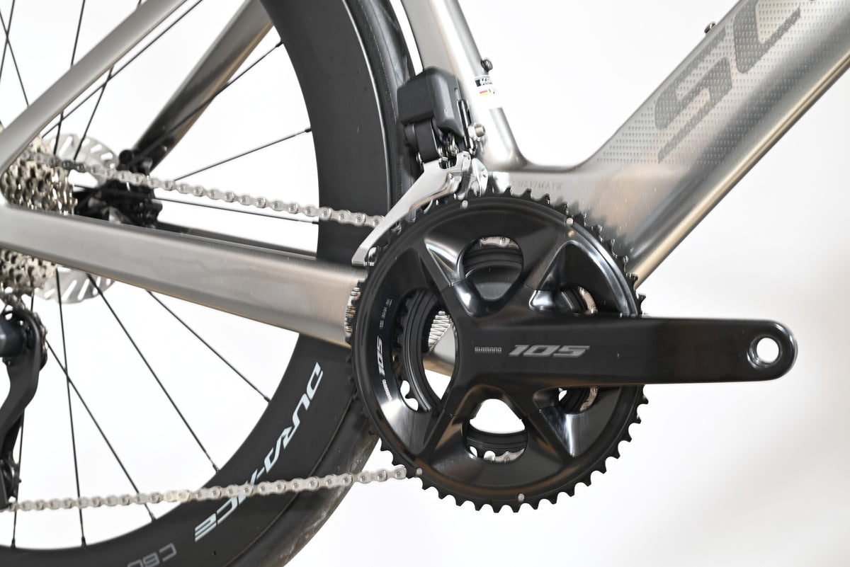 Gros plan sur le pédalier Shimano 105 et le cadre en carbone argenté du vélo de route Loop Sports Scott Foil RC