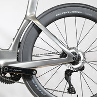 Gros plan sur le cadre gris carbone et la roue arrière Dura-Ace C60 du vélo de route Loop Sports Scott Foil RC