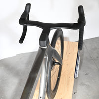 Vue de dessus du guidon en carbone et du cadre du vélo de route Loop Sports Scott Foil RC Ultimate 105 2024