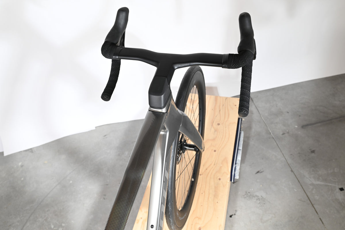 Vue de dessus du guidon en carbone et du cadre du vélo de route Loop Sports Scott Foil RC Ultimate 105 2024