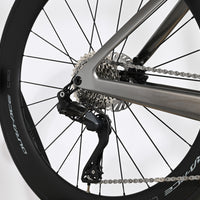 Gros plan sur la transmission Shimano 105 et la roue arrière carbone Dura-Ace du vélo Loop Sports Scott Foil RC Ultimate
