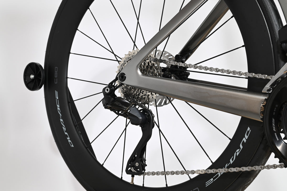 Gros plan sur la transmission Shimano 105 et la roue arrière carbone Dura-Ace du vélo Loop Sports Scott Foil RC Ultimate