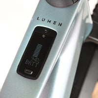 Écran de contrôle TQ intégré sur le cadre bleu métallisé du vélo électrique Scott Lumen eRide 900 de Loop Sports