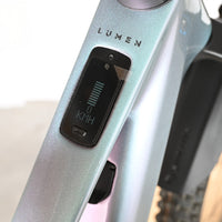 Gros plan sur l'écran intégré du vélo électrique Loop Sports Scott Lumen eRide 900 avec cadre irisé