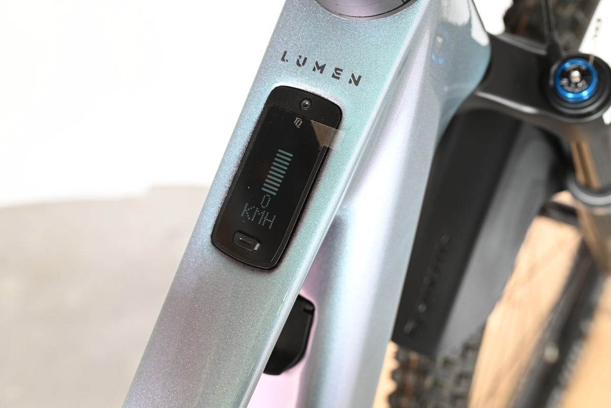 Gros plan sur l'écran intégré du vélo électrique Loop Sports Scott Lumen eRide 900 avec cadre irisé