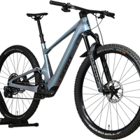 VTT électrique Scott Lumen eRide 900 bleu gris de Loop Sports sur support en bois