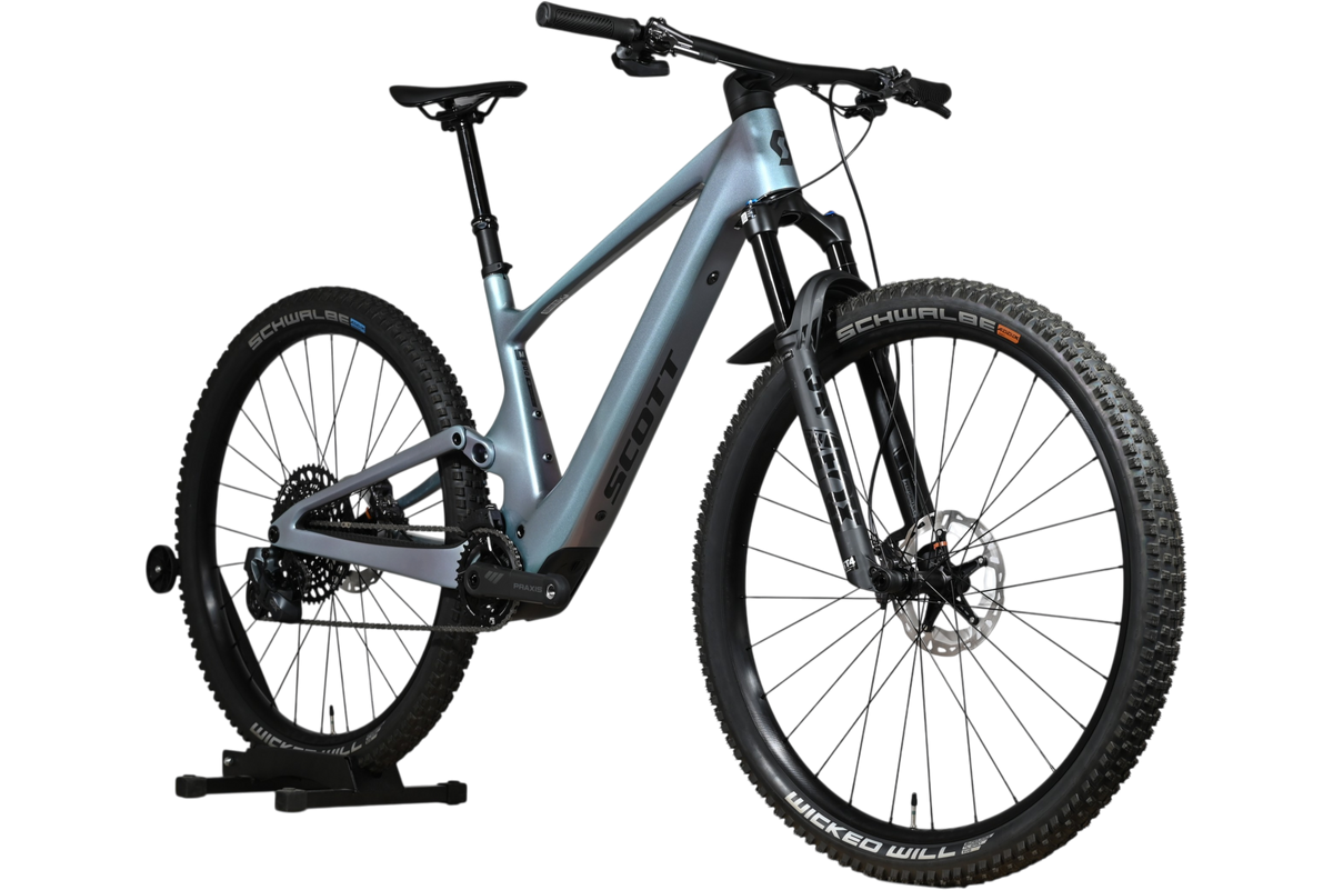 VTT électrique Scott Lumen eRide 900 bleu gris de Loop Sports sur support en bois