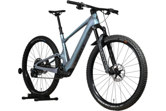 VTT électrique Scott Lumen eRide 900 bleu gris de Loop Sports sur support en bois