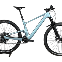 VTT électrique Scott Lumen eRide 900 bleu clair de Loop Sports sur un support en bois