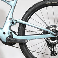Gros plan sur le cadre bleu clair et la roue arrière du vélo électrique Scott Lumen eRide 900 de Loop Sports