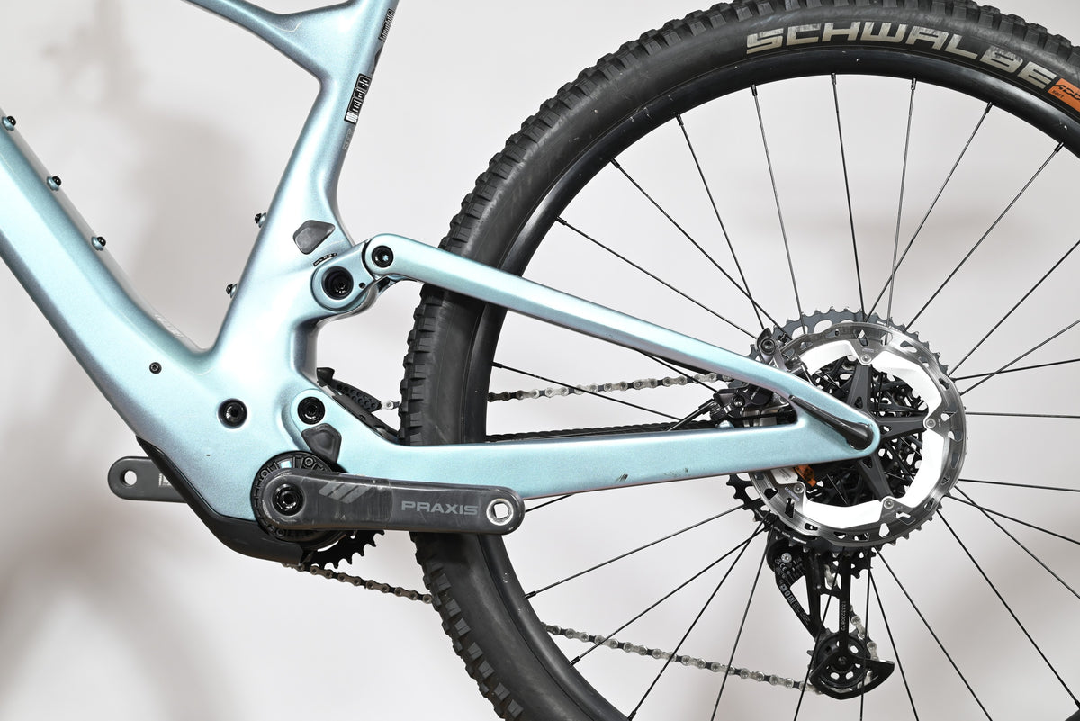 Gros plan sur le cadre bleu clair et la roue arrière du vélo électrique Scott Lumen eRide 900 de Loop Sports