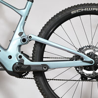 Gros plan sur le cadre bleu clair et la roue arrière du vélo électrique Scott Lumen eRide 900 chez Loop Sports