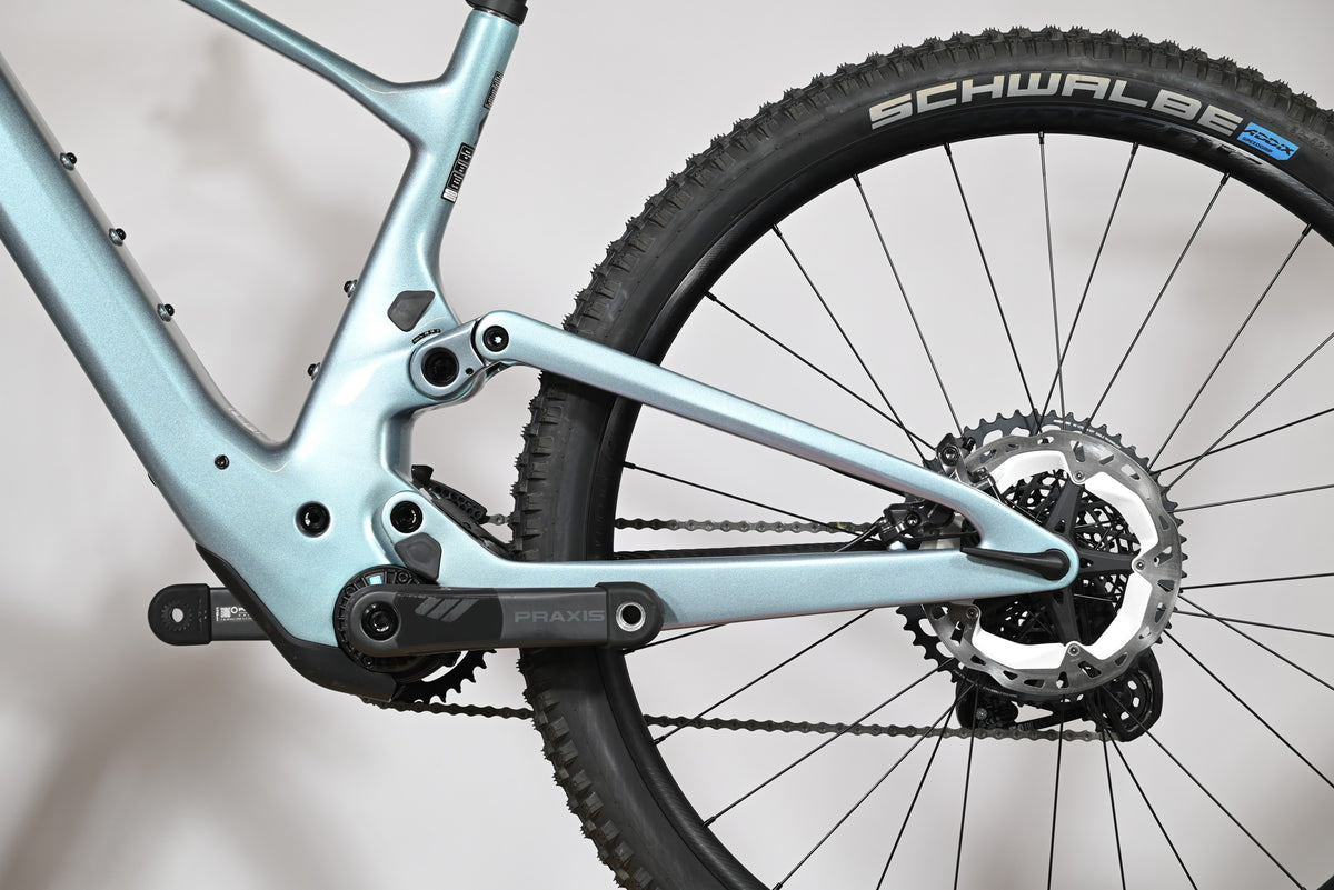 Gros plan sur le cadre bleu clair et la roue arrière du vélo électrique Scott Lumen eRide 900 chez Loop Sports