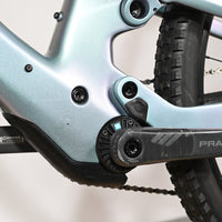 Gros plan sur le cadre en carbone irisé et le pédalier Praxis du vélo électrique Scott Lumen eRide 900 de Loop Sports