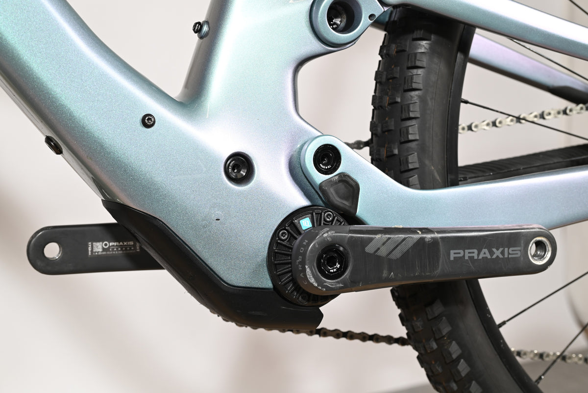 Gros plan sur le cadre en carbone irisé et le pédalier Praxis du vélo électrique Scott Lumen eRide 900 de Loop Sports