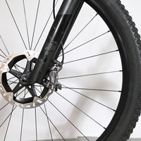 Gros plan sur la roue avant et le frein à disque hydraulique du vélo électrique Scott Lumen eRide 900 chez Loop Sports