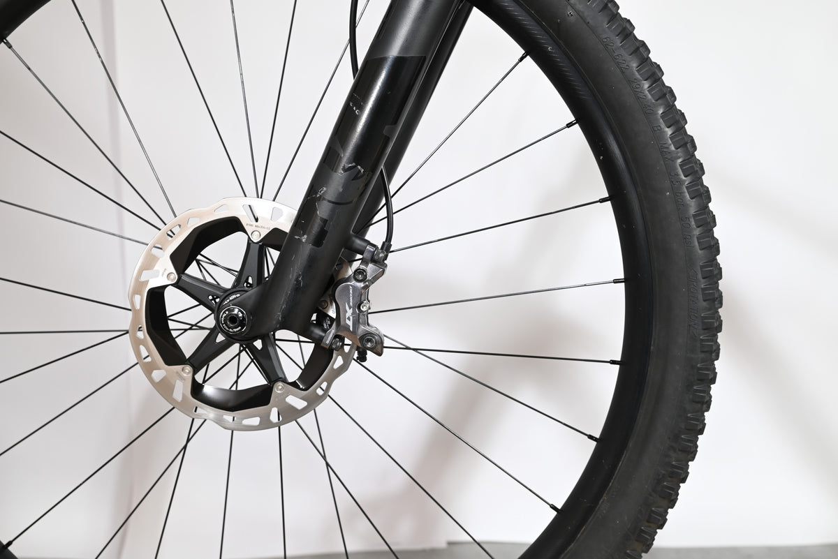 Gros plan sur la roue avant et le frein à disque hydraulique du vélo électrique Scott Lumen eRide 900 chez Loop Sports