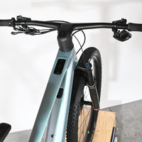 Vue rapprochée du guidon et du cadre bleu clair du vélo électrique Scott Lumen eRide 900 chez Loop Sports
