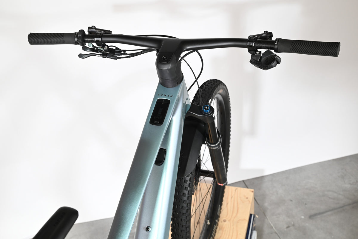 Vue rapprochée du guidon et du cadre bleu clair du vélo électrique Scott Lumen eRide 900 chez Loop Sports